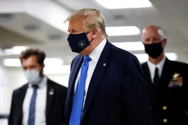 Ông Trump xuất hiện với hình ảnh đeo khẩu trang. Ảnh: AP