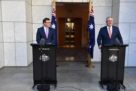 Thủ tướng Úc Scott Morrison (phải) và Bộ trưởng Di trú Alan Tudge (trái) phát biểu tại thủ đô Canberra, Úc.