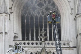 Cháy tại nhà thờ Saint Pierre và Saint Paul. Ảnh: CNN