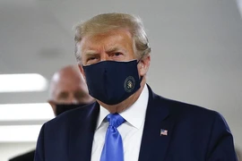 Tổng thống Donald Trump đeo khẩu trang khi thăm một cơ sở nghiên cứu phát triển vaccine ngừa COVID-19. Ảnh: REUTERS.