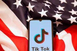 Logo Tik Tok hiển thị trên điện thoại trên nền cờ Hoa Kỳ, ảnh minh họa chụp vào ngày 8 -11 năm 2019.Ảnh: REUTERS