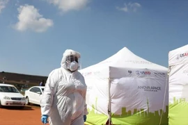 Một chuyên viên y tế tại khu vực kiểm tra và xét nghiệm virus SARs-CoV-2 nhằm đối phó với đại dịch tại Nam Phi hồi tháng 4. Ảnh: REUTERS/Siphiwe Sibeko
