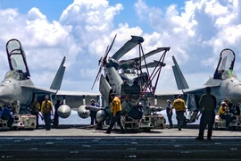 Máy bay quân sự trên tàu sân bay USS Theodore Roosevelt trong đợt tập trận ở Biển Đông vào tháng 4-2018. Ảnh: AFP