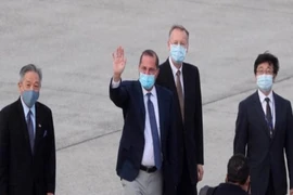 Ông Alex Azar (người thứ hai từ trái qua) trong chuyến thăm lịch sử đến Đài Loan. Ảnh: AFP