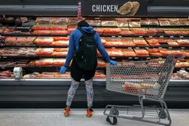 Người phụ nữ mua gà tại siêu thị ở Mỹ. Ảnh: GETTY IMAGES