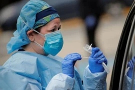 Một nhân viên y tế đang tiến hành xét nghiệm COVID-19. Ảnh: REUTERS