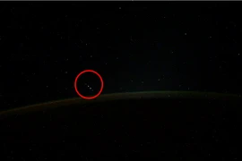 Hình ảnh được cho là nhóm 5 UFO do phi hành gia Ivan Vagner chia sẻ. Ảnh: TWITTER
