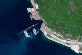 Tàu ngầm Trung Quốc đang tiến vào căn cứ. Ảnh: PLANET LABS