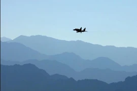 Một máy bay chiến đấu của Không quân Ấn Độ bay qua một khu vực Ladakh, thuộc dãy Himalaya giáp Trung Quốc. Ảnh: AFP/SCMP