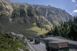 Một đoàn xe quân đội Ấn Độ di chuyển trên đường cao tốc Srinagar- Ladakh ngày 9-9. Ảnh: AP