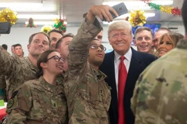 Tổng thống Mỹ Donald Trump và quân nhân Mỹ.