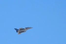 Một chiếc chiến đấu cơ Rafale của Ấn Độ bay qua thị trấn Leh ở khu vực biên giới tranh chấp với Trung Quốc.