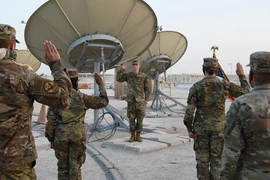 Đại tá Todd Benson (giữa) và các quân nhân Lực lượng Không gian Mỹ tại căn cứ không quân Al-Udeid (Qatar). Ảnh: AP/US AIR FORCE 