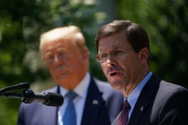 Tổng thống Mỹ Donald Trump (trái) cùng Bộ trưởng Quốc phòng Mark Esper. Ảnh: MANDEL NGAN / GETTY IMAGES