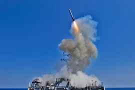 Khu trục hạm USS Barry phóng thử tên lửa hành trình Tomahawk trong một đợt tập trận ở Đại Tây Dương hồi tháng 6-2018. Ảnh: AFP