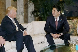 Ông Shinzo Abe và ông Mỹ Donald Trump gặp nhau tại TP New York (Mỹ) vào tháng 11-2016. Ảnh: AFP