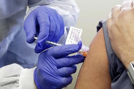 Một tình nguyện viên ở Mỹ được tiêm một liều vaccine ngừa COVID-19 tiềm năng của công ty Moderna. Ảnh: AP