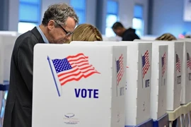 Thượng nghị sĩ Mỹ Sherrod Brown bỏ phiếu tại cuộc bầu cử Mỹ năm 2016. Ảnh: DAVID DERMER/AP