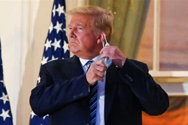 Ông Trump tháo khẩu trang khi vừa về đến Nhà Trắng ngày 5-10. Ảnh: NBC NEWS