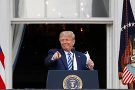 Ông Trump tháo khẩu trang phát biểu trước hàng trăm người ủng hộ
