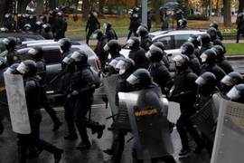 Belarus đe dọa nổ súng vào người biểu tình phản đối Tổng thống Alexander Lukashenko. Ảnh: REUTERS