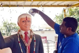 Hình ảnh từ một video ghi lại cảnh anh Bussa Krishna làm lễ với bức tượng Tổng thống Donald Trump. Ảnh: THE INDIAN EXPESS