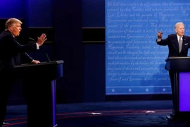 Tổng thống Mỹ Donald Trump (trái) và cựu Phó Tổng thống Mỹ Joe Biden (phải) tại buổi tranh luận đầu tiên, ngày 29-9.