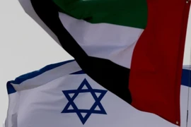 Quốc kỳ Các Tiểu vương quốc Ả Rập Thống nhất (trên) và quốc kỳ Israel (dưới).