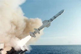 Tên lửa Harpoon Block II phóng từ trên tàu.