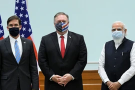 Thủ tướng Ấn Độ Narendra Modi (phải) đón tiếp Bộ trưởng Quốc phòng Mỹ Mark Esper (trái) và Ngoại trưởng Mỹ Mike Pompeo (giữa) tại thủ đô New Delhi hôm 26-10. Ảnh: AP