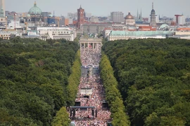 Ảnh minh họa - Cuộc tuần hành lớn phản đối việc phong tỏa để phòng dịch COVID-19 ở Berlin (Đức) hồi tháng 8. Ảnh: AP