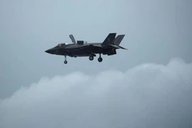 Một chiếc máy bay tiêm kích F-35 của quân đội Mỹ bay lượn trên không ở Singapore ngày 9-2.