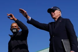 Cựu Tổng thống Mỹ Barack Obama (trái) và ứng viên Joe Biden (phải) xuất hiện ở bang Michigan hôm 31-10. Ảnh: REUTERS