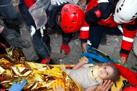 Bé Ayda Gezgin được đưa lên cáng để ra xe cứu thương sau gần 91 giờ bị vùi dưới đống đổ nát do trận động đất hôm 30-10 ở Thổ Nhĩ Kỳ. Ảnh: CNN