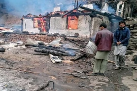 Khung cảnh hoang tàn ở một thị trấn của Pakistan tại khu vực tranh chấp Kashmir sau các vụ đấu pháo hôm 13-11. Ảnh: AFP
