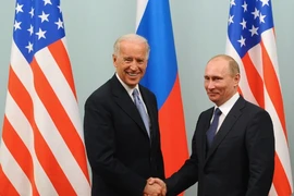 Ông Joe Biden (trái) gặp Tổng thống Nga Vladimir Putin (phải) trong chuyến thăm chính thức Nga hồi tháng 3-2011. Ảnh: REUTERS