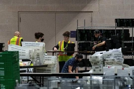Nhân viên bầu cử đếm phiếu bầu tại Trung tâm Hội nghị Philadelphia.