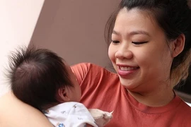 Chị Celine Ng-Chan và con trai. Ảnh: THE STRAIT TIMES