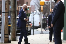 Ông Joe Biden di chuyển với chiếc giày tập đi. Nguồn: GETTY