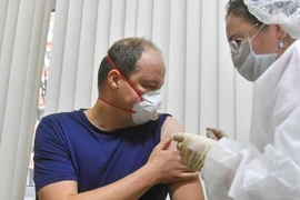 Một nhân viên y tế Nga được tiêm vaccine Sputnik tại thủ đô Moscow ngày 5-12. Ảnh: THE MOSCOW TIMES
