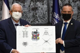 Tổng thống Israel Reuven Rivlin và Bộ trưởng Khoa học và Công nghệ Izhar Shay công bố kế hoạch Beresheet 2 hôm 9-12. Ảnh: HAIM ZACH /GPO