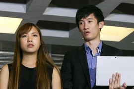 Ông Baggio Leung Chung-hang (Lương Tụng Hằng - phải) và đồng minh chính trị là bà Yau Wai-chinh (Du Huệ Trinh - trái). Ảnh: SCMP