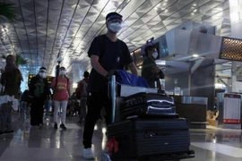 Hành khách tại sân bay Soekarno-Hatta, ở Tangerang, Indonesia, vào ngày 23-12.