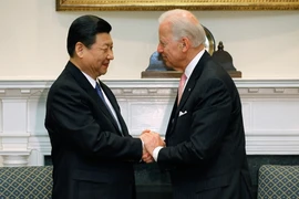 Ông Joe Biden (phải) tiếp đón Chủ tịch Tập Cận Bình (trái) trong chuyến thăm thủ đô Washington DC của ông năm 2013. Ảnh: REUTERS