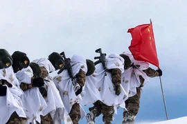 Binh lính Trung Quốc làm nhiệm vụ tuần tra ở tỉnh Ali, Tây Tạng.