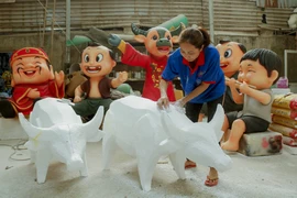 Bên trong xưởng tạo hình linh vật cho đường hoa Nguyễn Huệ 