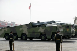 Tên lửa siêu thanh DF-17 trong lễ duyệt binh ở Bắc Kinh năm 2019. Ảnh: AP