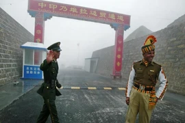 Binh sĩ Ấn Độ và Trung Quốc tại khu vực biên giới. Ảnh: AFP