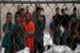 Người nhập cư bất hợp pháp bị giam giữ trong đồn biên phòng ở bang Texas, Mỹ. Ảnh: REUTERS