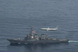 Tàu khu trục USS Donald Cook và máy bay P-8A của Mỹ diễn tập ở Biển Đen. Ảnh: TWITTER
